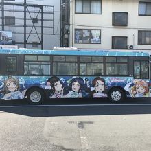 駅前にはラブライブ！サンシャイン！！ラッピングバスがいました