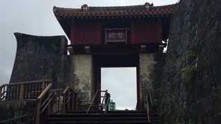 正殿からの帰り道で通る門です。