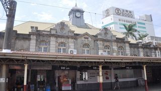 台湾最古の現存駅舎。正面からのほか、ホーム側から見るのもよし