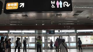 松山空港と台北駅をつなぐＭＲＴの乗り換え駅