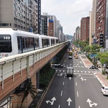 高架の文湖線のＭＲＴとその下の道路