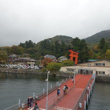 元箱根港を出港した海賊船から