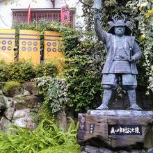 「真田幸村像」と左が「真田の抜け穴」