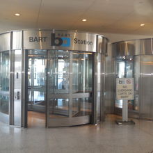 SFOのバート入口