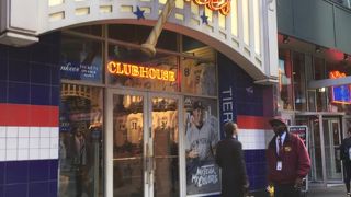 42丁目にあるネオンが目立つストア