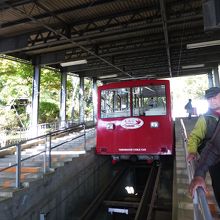 ケーブルカーで下山しました