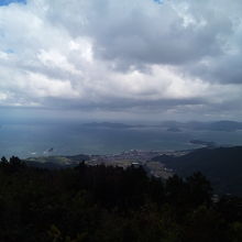 左の小さな島が姫島