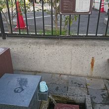 上に「日の出の井戸」のプレートがあります