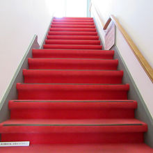 鳴き天井の階段を上った…