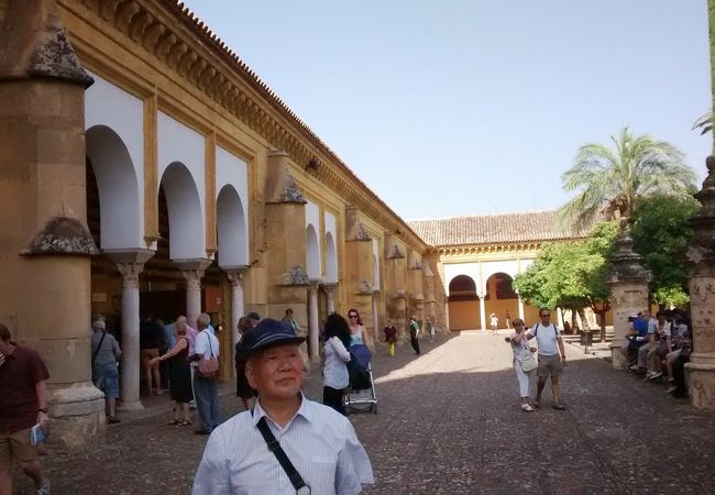中庭とアラブ風建築の建物が見物