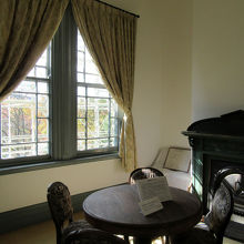 委員室、東宮殿下が御座所にされた御部屋です