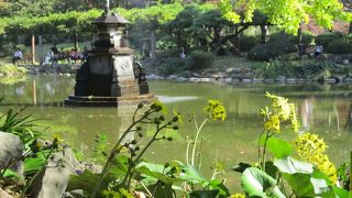 東京都観光菊花大会開催中・紅葉美しい日比谷公園で休憩