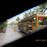 ホテル前の道路。バス停があります。