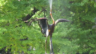 嘴から噴水が出ていて涼やかです