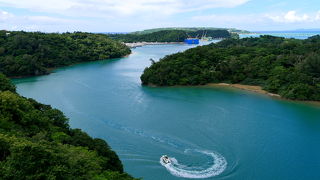 ここも絶景　橋の上から羽地内海と古宇利島