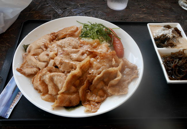 展望しながら食事できる　沖縄らしい肉料理が中心