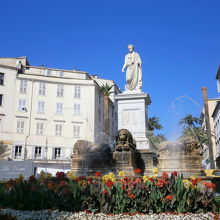 広場に立つナポレオンの像