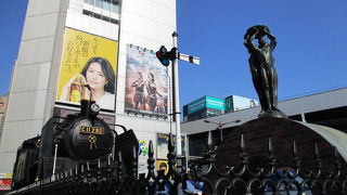 新橋駅日比谷口　サラリーマンの街頭インタビューで有名な場所
