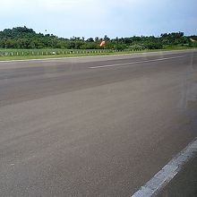 カティクラン空港が工事中なので、滑走路をバスで移動しました。