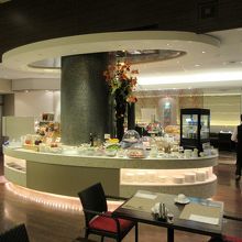 中央ビュッフェ台にはジュース、パン、フルーツ、パスタなど