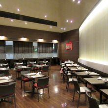 客席は洋食ビュッフェ台の裏側にも少しあります