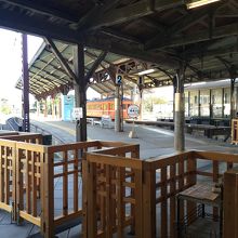 改札 木の香りがします