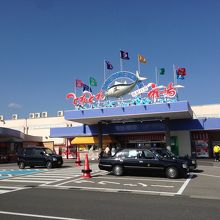 お店の前にはとっても広い駐車場があります