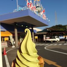 外の売店でソフトクリームを食べました