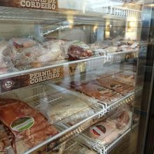 入店するとすぐ冷蔵庫に並んだ各お肉の各部位販売コーナーあり。