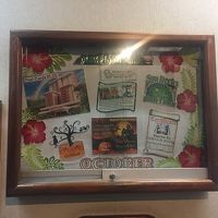 エレベーター前のコラージュ。