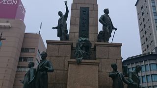 英国の留学生などの銅像