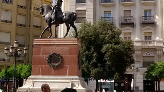 騎馬像と噴水がとてもきれいでした。