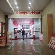 駅近くの大型家電量販店