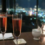 夜景の見られるレストランとしては日本でも屈指のシチュエーション