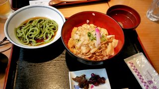 自動販売機で食券を買う気軽な店　まあ味の方は　　普通