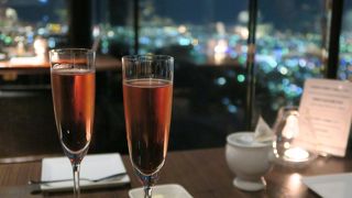 夜景の見られるレストランとしては日本でも屈指のシチュエーション