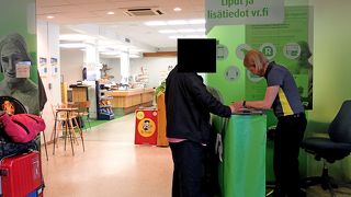 頼んでおけば夜行列車で到着した時，駅でレンタカーを借りることができる