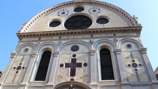 半円形のペディメント