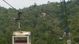 弥山に登るロープウェイ。眺めよし。