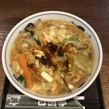 辛さは卓上のラー油で調整可能