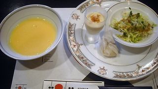 ランチは月替わりのお箸で食べられるフレンチなので気軽です。