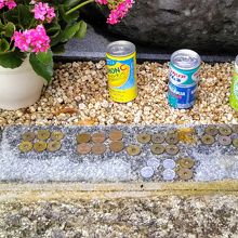 硬貨を6枚並べて「六文銭」をつくるお供えが…