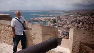 元はイスラム教のモスクがあった場所に17世紀にカトリック教会に変えられたそうです。