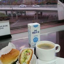 ラウンジから飛行機が見えないのが残念