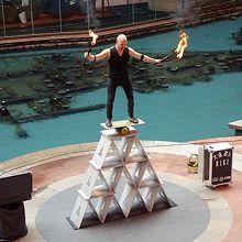 大道芸がやっていました。