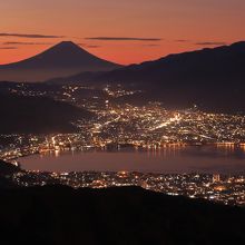 朝焼けの諏訪湖と富士