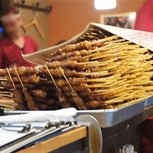 カウンターに山盛りの鶏皮
