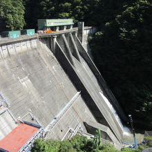 かつては日本一の高さを誇った大規模ダムの先駆けです