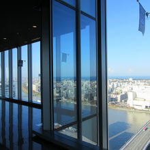 景色も凄いですが、窓ガラスの美しさにも驚嘆しました