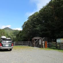 駐車場からは瀬戸合峡遊歩道を進みます